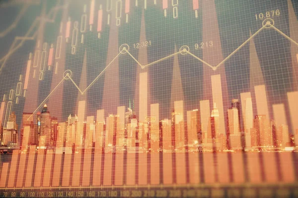 Finanzgrafik über Nacht Stadtbild mit hohen Gebäuden Hintergrund Doppelbelichtung. Analysekonzept. — Stockfoto