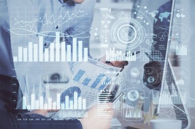 Arka planda ofiste bilgisayarda işadamı yazarak grafiğin çift pozlama. Zor iş kavramı.