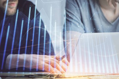 Arka planda ofiste bilgisayarda işadamı yazarak Forex grafiği. Analiz kavramı. Çift Pozlama.