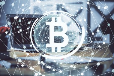 Blockchain temalı holograma ve bilgisayar arkaplanlı masaya çoklu maruz kalma. Bitcoin şifreleme para birimi kavramı.