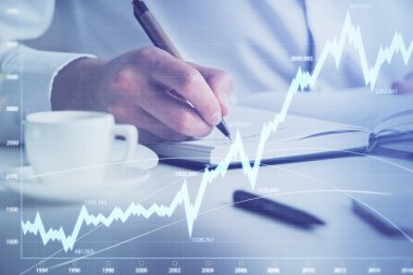 Forex grafiği ile borsa notları yazma adamın ellerini çift pozlama.