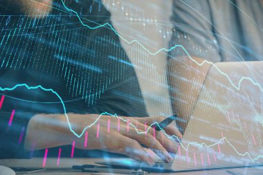 Arka planda ofiste bilgisayarda işadamı yazarak Forex grafiği. Analiz kavramı. Çift Pozlama.