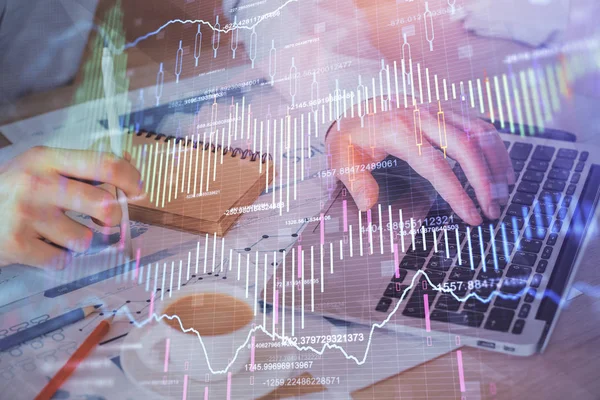 Forex-Graph mit Geschäftsmann, der am Computer im Büro im Hintergrund arbeitet. Konzept der Fleißarbeit. Doppelbelastung. — Stockfoto