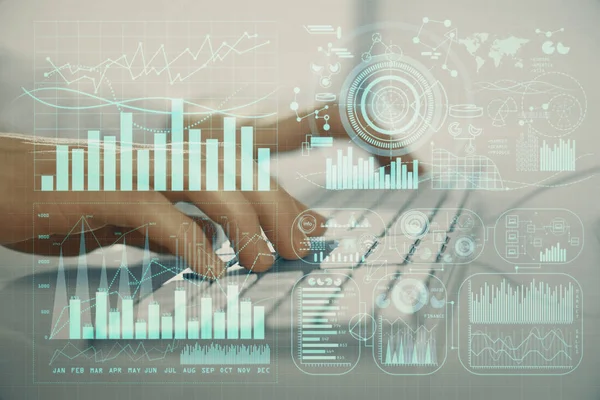 Gráfico de Forex con hombre de negocios que trabaja en la computadora en la oficina en segundo plano. Concepto de trabajador. Primer plano. Exposición múltiple . —  Fotos de Stock