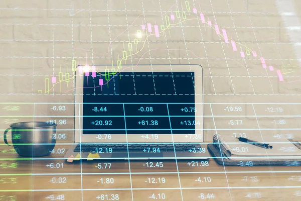 Finansmarknaden grafhologram och persondator på bakgrunden. Multiexponering. Begreppet forex. — Stockfoto