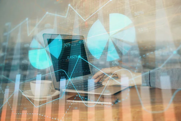 Dubbele blootstelling van de zakenman handen met laptop en Stock markt grafiek achtergrond. Concept van onderzoek en handel. — Stockfoto