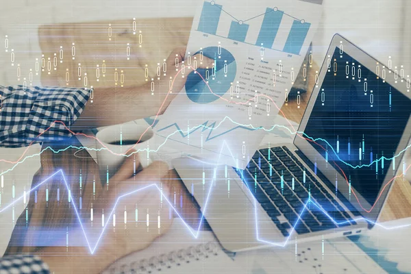 Doppelbelichtung der Hände von Geschäftsleuten mit Laptop und Börsendiagramm Hintergrund. Konzept von Forschung und Handel. — Stockfoto