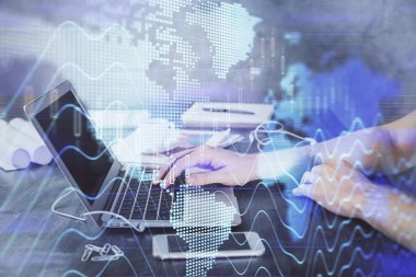 Arka planda bilgisayarla çalışan bir adamla iki kez ön x çizelgesine maruz kaldık. Pazar analizi kavramı.