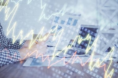 Adam ile mali grafik multi pozlama arka planda ofiste çalışır. Analiz kavramı.
