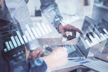 Adam arka planda ofiste bilgisayarda yazarak grafik çift pozlama. Zor iş kavramı. Closeup.