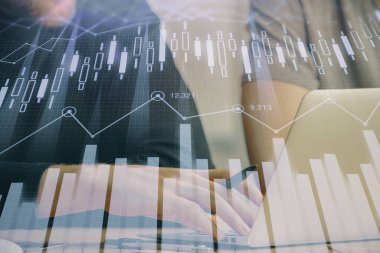 Arka planda ofiste bilgisayarda işadamı yazarak Forex grafiği. Analiz kavramı. Çift Pozlama.