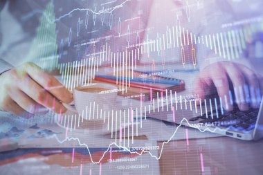 Arka planda ofiste bilgisayarda çalışan işadamı ile Forex grafiği. Sert çalışma kavramı. Çift Pozlama.