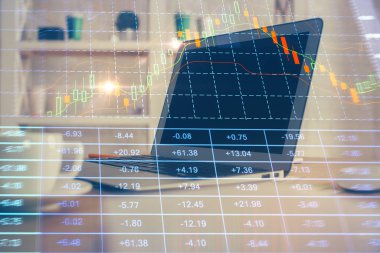 Finansal pazar grafiği hologramı ve kişisel bilgisayar arka planda. Çifte maruziyet. Önx kavramı.