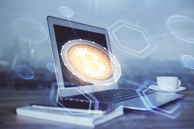 Blockchain temalı holograma ve bilgisayar arkaplanlı masaya çoklu maruz kalma. Bitcoin şifreleme para birimi kavramı.