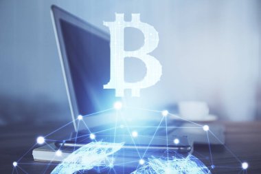 Blockchain temalı holograma ve bilgisayar arkaplanlı masaya çoklu maruz kalma. Bitcoin şifreleme para birimi kavramı.