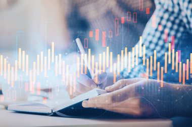 İki adamın hisse senedi piyasası grafiğiyle yatırım planladığı çok sayıda olay.