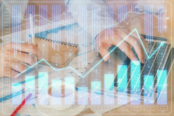 Arka planda ofiste bilgisayarda çalışan işadamı ile Forex grafiği. Sert çalışma kavramı. Çift Pozlama.