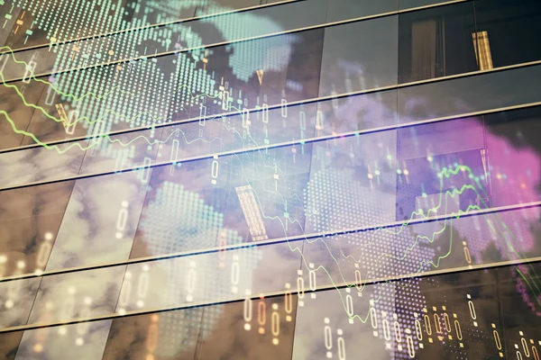 Yüksek binaların arka planında çoklu pozlama olan eski şehir haritası. Finansal araştırma kavramı.