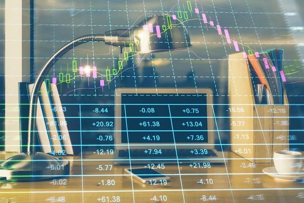 Forex Grafiek hologram op tafel met computer achtergrond. Dubbele belichting. Begrip financiële markten. — Stockfoto