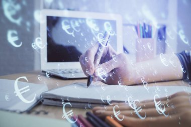 Finansal Forex çizelgeleri kadın el notları arka plan alarak görüntülenir. Araştırma kavramı. Çift Pozlama