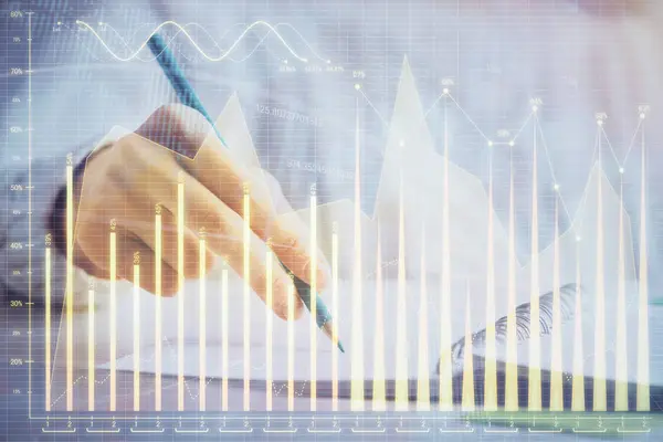 Financiële Forex grafiek die op handen wordt getoond die nota's achtergrond nemen. Concept van onderzoek. Dubbele belichting — Stockfoto