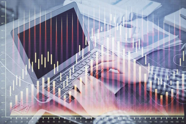 Doppia esposizione di grafico forex con l'uomo che lavora su computer in background. Concetto di analisi di mercato. — Foto Stock