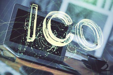 Blockchain temalı holograma ve bilgisayar arkaplanlı masaya çoklu maruz kalma. Bitcoin şifreleme para birimi kavramı.