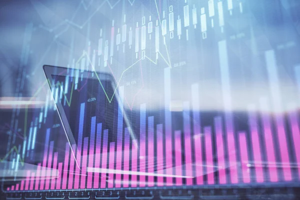 個人的なコンピュータの背景に描かれた株式市場のチャートのホログラム。多重露光。投資の概念. — ストック写真