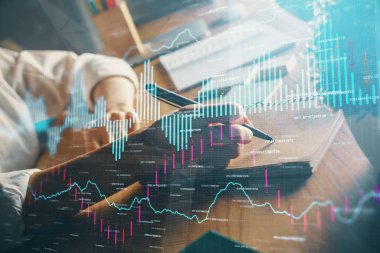 Finansal Forex çizelgeleri kadın el notları arka plan alarak görüntülenir. Araştırma kavramı. Çift Pozlama