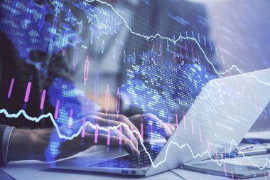 Arka planda bilgisayarda çalışan bir adamla piyasa grafiği iki katına çıktı. Mali analiz kavramı.