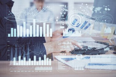 Adam arka planda ofiste bilgisayarda yazarak grafik çift pozlama. Zor iş kavramı. Closeup.