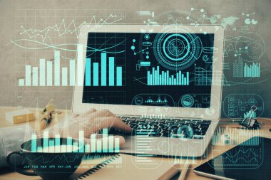 Arka planda ofiste bilgisayarda çalışan işadamı ile Forex grafiği. Sert çalışma kavramı. Çift Pozlama.