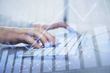 Arka planda ofiste bilgisayarda çalışan işadamı ile Forex grafiği. Sert çalışma kavramı. Closeup. Çoklu pozlama.