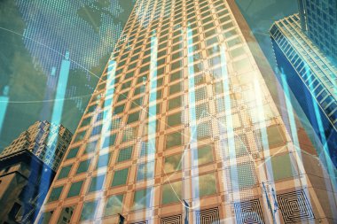 Yüksek binaların arka planında çoklu pozlama olan eski şehir haritası. Finansal araştırma kavramı.