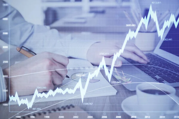 Multi exposición del gráfico del mercado de valores con el hombre que trabaja en el ordenador portátil en el fondo. Concepto de análisis financiero . —  Fotos de Stock