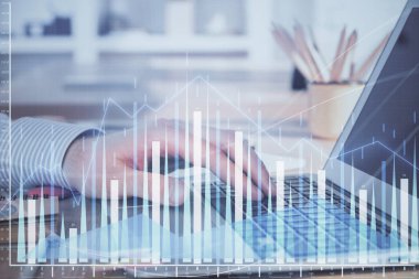 Dizüstü bilgisayar ve borsa grafik arka plan ile işadamının ellerini çift pozlama. Araştırma ve ticaret kavramı.
