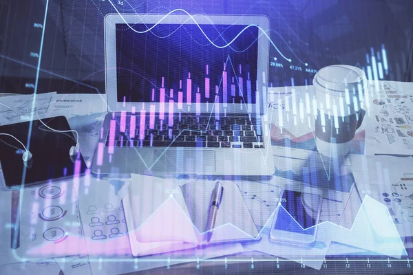 Grafico del mercato Forex ologramma e sfondo del personal computer. Multi esposizione. Concetto di investimento. — Foto Stock