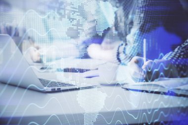 Arka planda bilgisayarda çalışan bir adamla birlikte çok sayıda formasyona maruz kaldık. Pazar analizi kavramı.