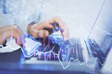 Arka planda bilgisayarda çalışan bir adamla piyasa grafiği iki katına çıktı. Mali analiz kavramı.