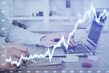 Arka planda bilgisayar üzerinde çalışan adam ile borsa grafiği çoklu pozlama. Finansal analiz kavramı.