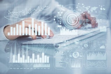 Adam arka planda ofiste bilgisayarda yazarak grafik çift pozlama. Zor iş kavramı. Closeup.