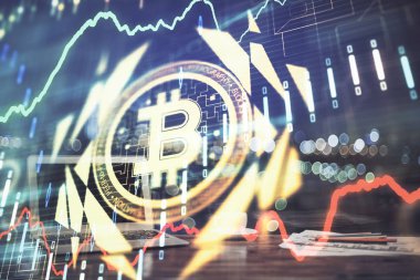 Blockchain temalı holograma ve bilgisayar arkaplanlı masaya çoklu maruz kalma. Bitcoin şifreleme para birimi kavramı.
