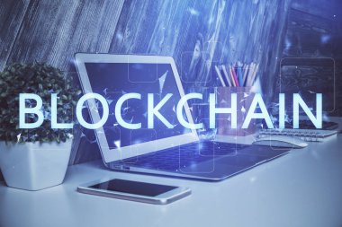 Blockchain temalı holograma ve bilgisayar arkaplanlı masaya çoklu maruz kalma. Bitcoin şifreleme para birimi kavramı.