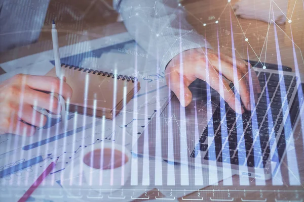 Gráfico de Forex con hombre de negocios que trabaja en la computadora en la oficina en segundo plano. Concepto de trabajador. Doble exposición . —  Fotos de Stock