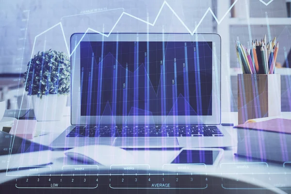 Holograma gráfico del mercado de valores dibujado en el fondo del ordenador personal. Exposición múltiple. Concepto de inversión. — Foto de Stock