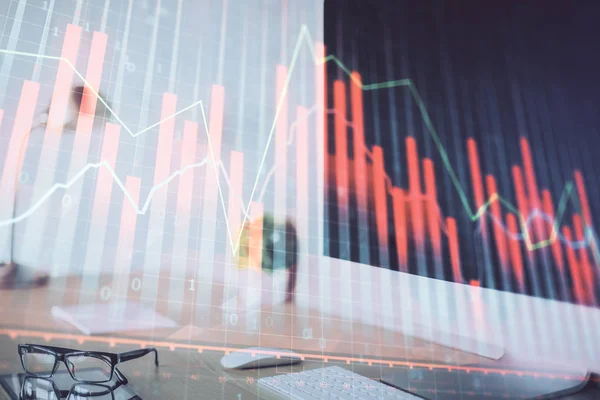 コンピュータの背景とテーブルの上の外国為替グラフのホログラム。多重露光。金融市場の概念. — ストック写真