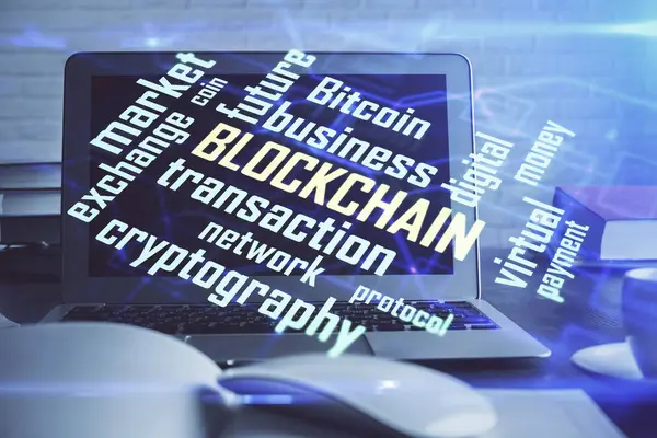 Exposition multiple de thème blockchain hologramme et table avec fond d'ordinateur. Concept de Bitcoin crypto-monnaie. — Photo