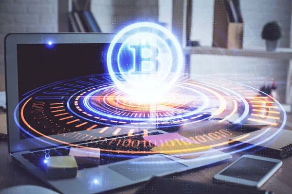 Multi exposición de la cadena de bloques tema holograma y tabla con fondo de la computadora. Concepto de moneda criptomoneda bitcoin. —  Fotos de Stock