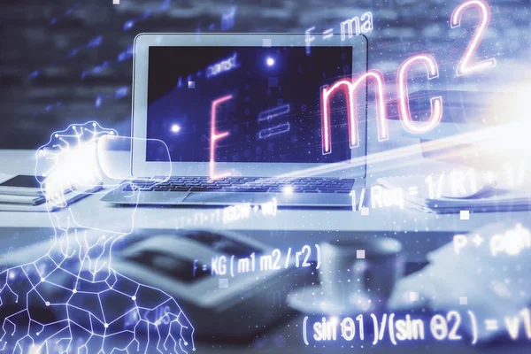 デスクトップコンピュータの背景と数式のホログラム書き込み。露出を2倍。教育理念. — ストック写真