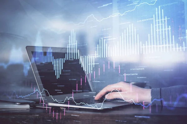 Dubbele blootstelling van zakenman met laptop en aandelenmarkt forex grafiek. — Stockfoto